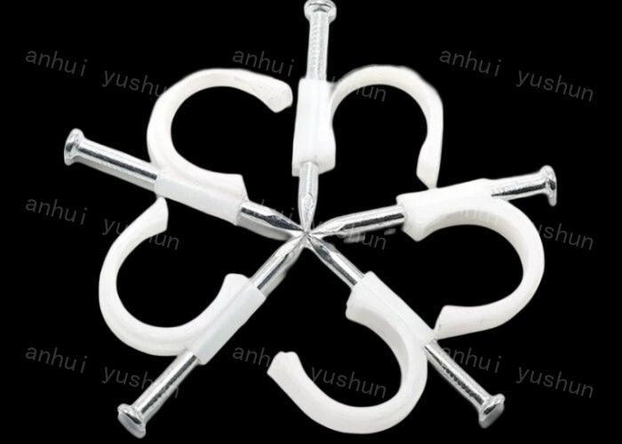 Witte of zwarte ronde/platte plastic kabelclips voor gebruik binnen en buiten